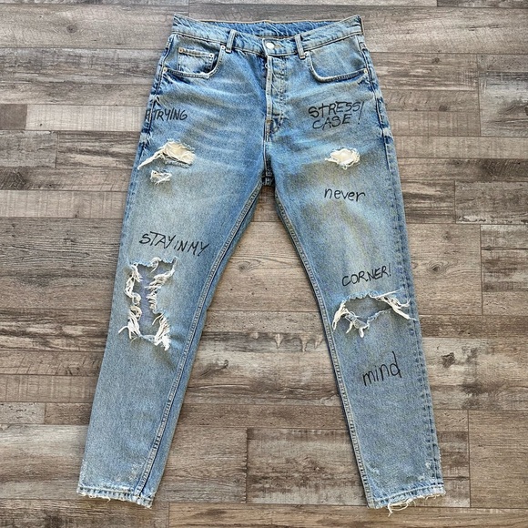 Distressed blue Jeans with graffiti details - Picture 2 of 5